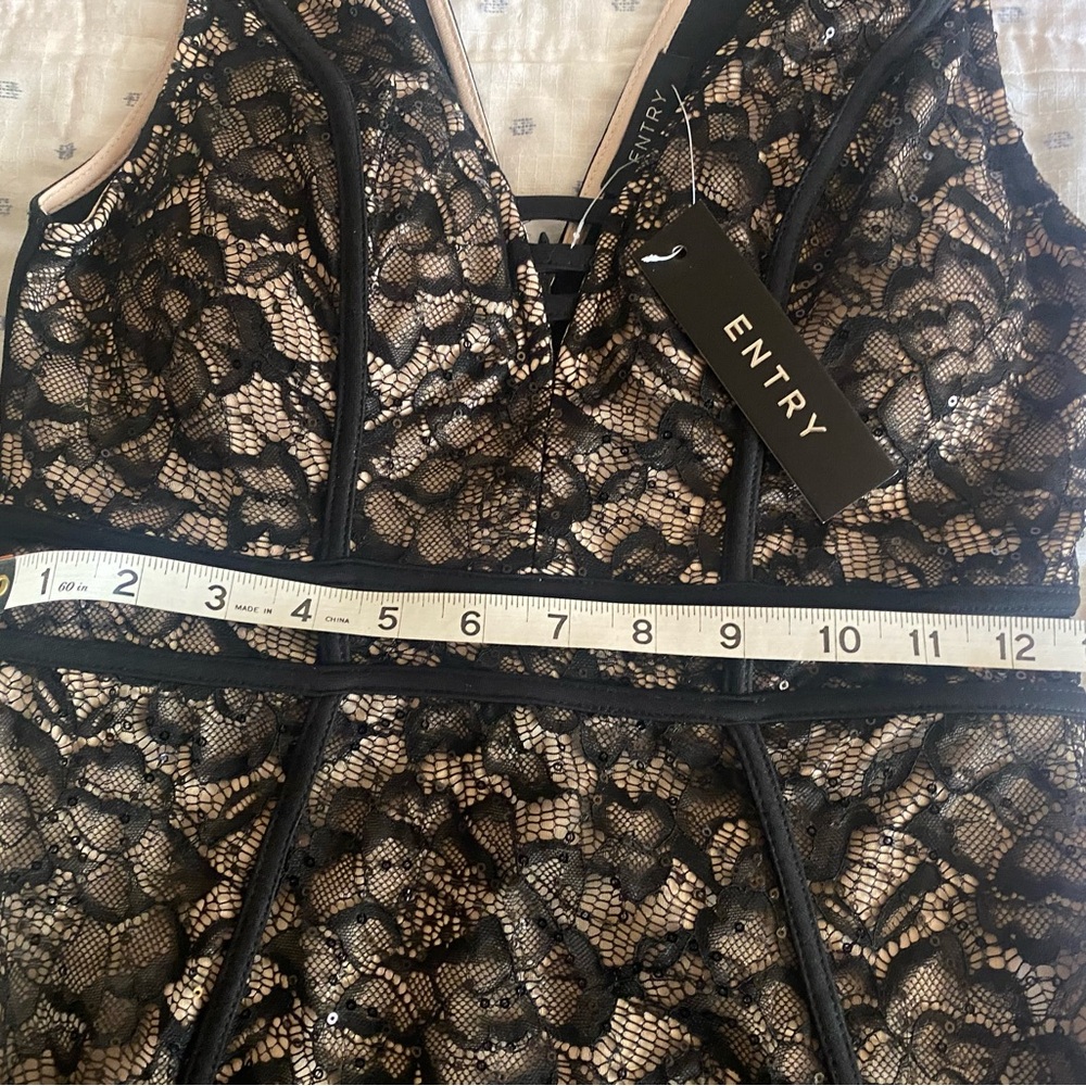 Black and Cream Lace Dress NWT by Entry. Size M, stretch - Picture 4 of 6